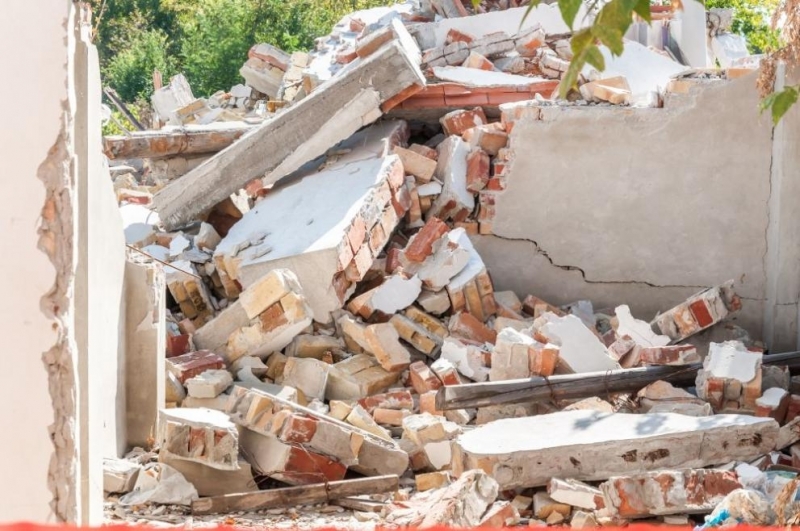 Най малко осем души са загинали при рухването на триетажна къща