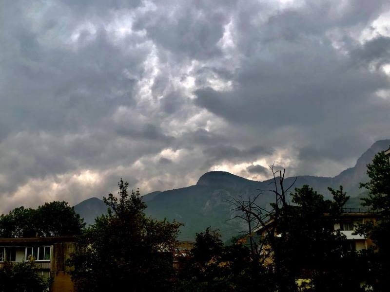 Проливен дъжд се излива над Враца видя репортер на агенция