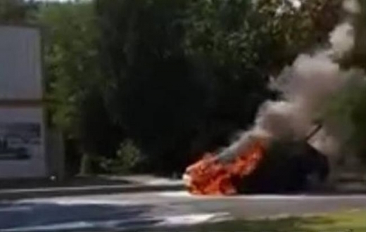 Лек автомобил избухна в пламъци преди минути на ул Транспортна