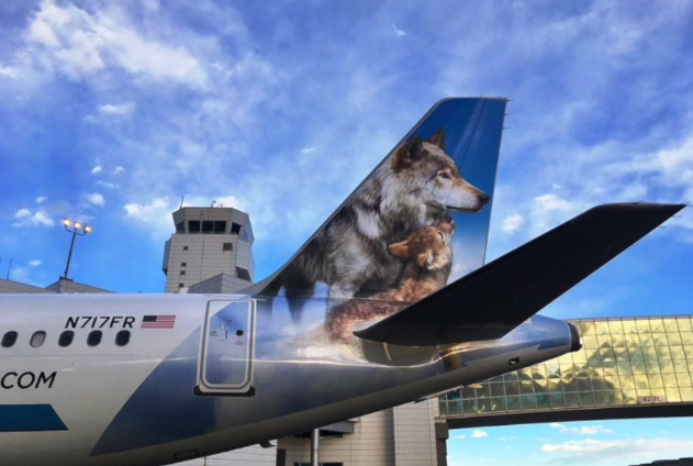 тюардеса от американската авиокомпания Frontier Airlines е проявила изключително хладнокръвие