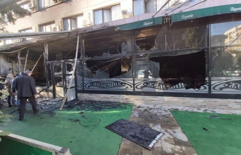 Горя ресторант на хотел в Стара Загора, евакуираха 43 души /снимки/