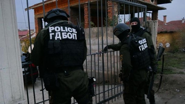 Полицейски служители са се натъкнали на цял боен арсенал при