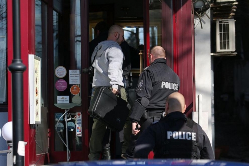 Прокурори и полицаи претърсват ресторанта на Александър Тумпаров който е