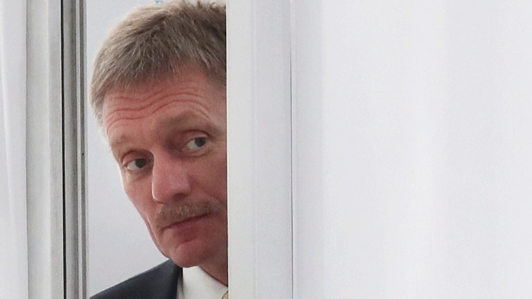 Президентът на Русия Владимир Путин няма дебел суперсекретен мобилен телефон