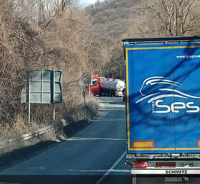 От последните минути! Бургаски ТИР се завъртя на Е-79 между Мездра и Ботевград, движението е блокирано /снимки/