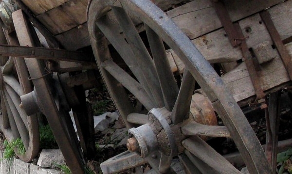 70 годишен мъж е пострадал тежко при катастрофа между каруца и