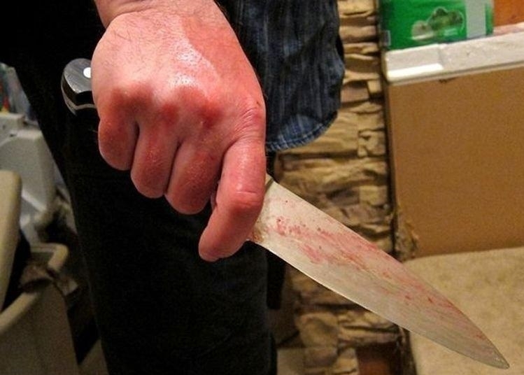 Мъж е бил намушкан в дома си в Монтанско а