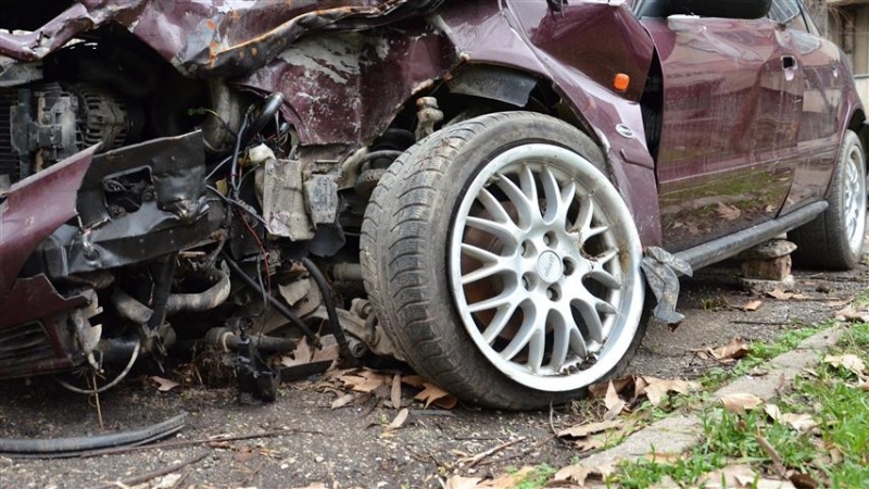 Младеж загина а трима души сред които и дете са