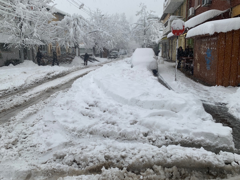 Заради продължаващия обилен снеговалеж покривката в града е вече около