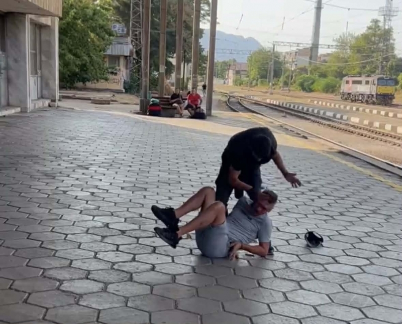 Брутална агресия! Мъртвопиян преби приятел по чашка посред бял ден на жп гарата във Враца /видео/