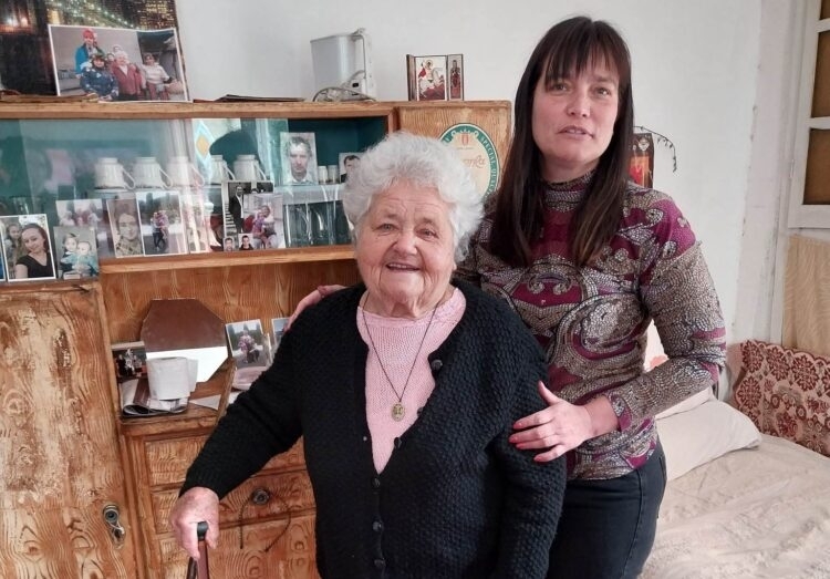 За 90 тата си годишнина баба Русалия от село Копиловци получи