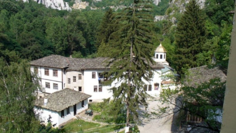 Възстановяват Кръстовидната стена в Черепишкия манастир