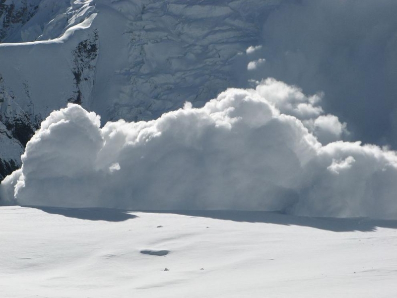 Четирима южнокорейци и трима непалци са в неизвестност след лавина в