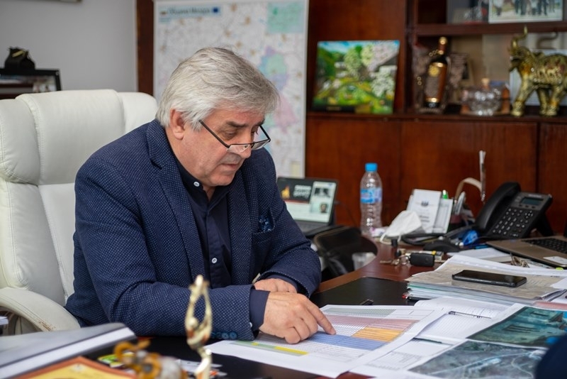 Упълномощените представители на парламентарно представените партии и коалиции от партии