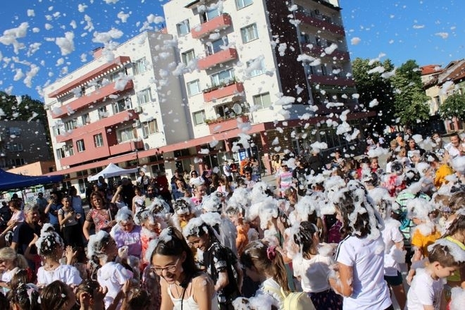 Малчугани от Берковица посрещнаха лятото с песни танци и пяна