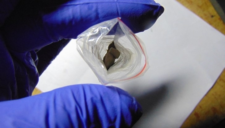 Полицаи са намерили наркотици в панталоните на мъж във Враца