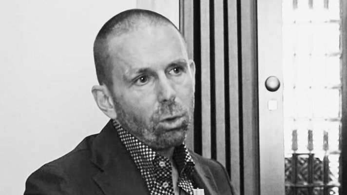 Смятам че Мартин Божанов Нотариуса е отстранен от хора на които