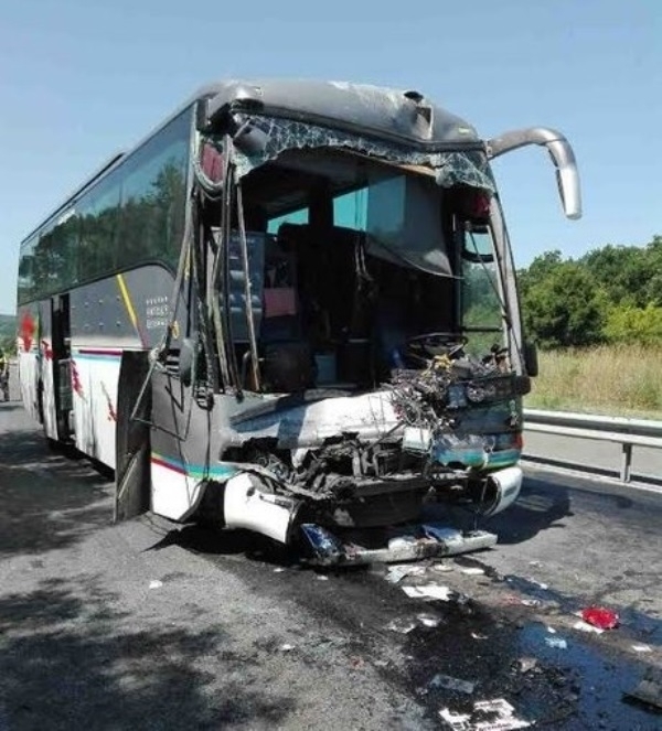 Най малко 13 души загинаха в голяма автобусна катастрофа в Словакия