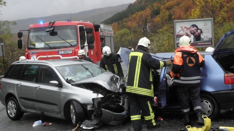 ЕГН-то не прощава! Дядо заби колата си в БМВ в Монтана, прати младеж в болница