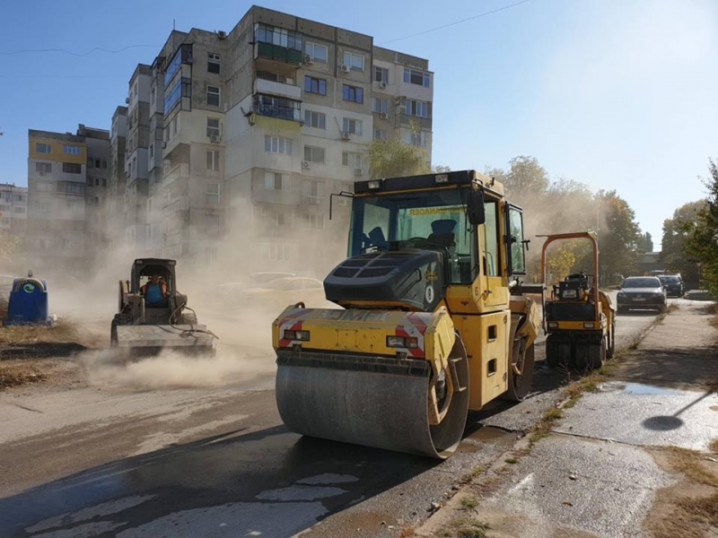 Възстановяването на настилките на пътни участъци и междублокови пространства във