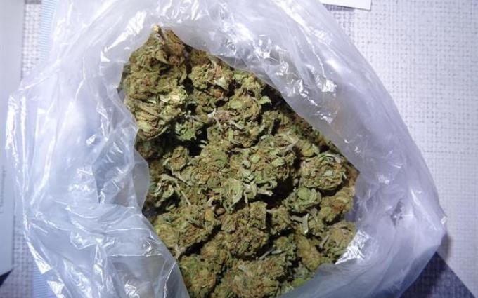 Младеж изхвърли плик с 30 грама трева пред очите на