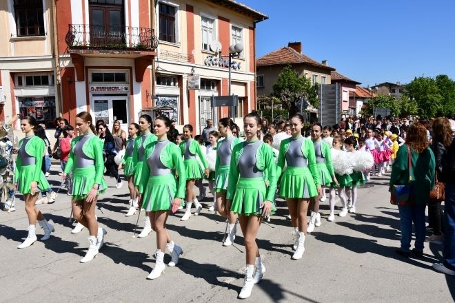 Във Вършец празникът Цветница започна с тържествена литургия в храм