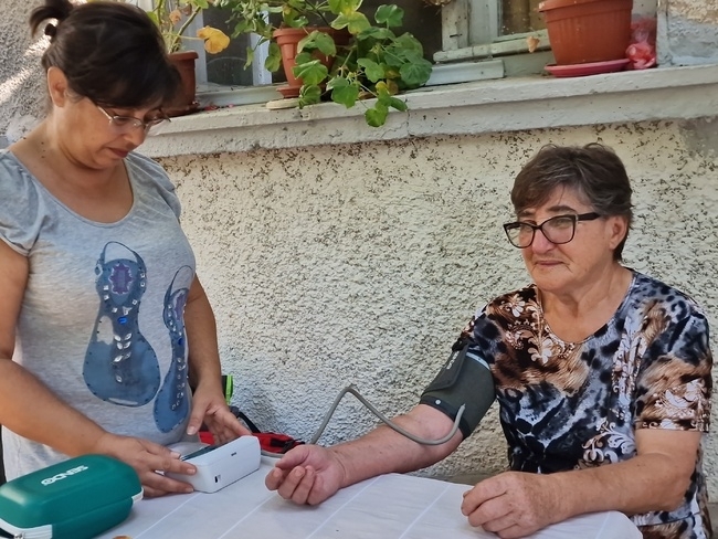 Средномесечно повече от 300 възрастни и хора с увреждания от