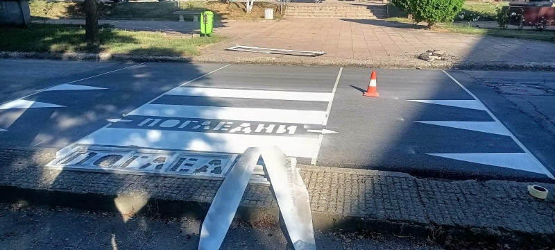 Община Мездра изгради четири повдигнати пешеходни пътеки и обнови хоризонталната пътна маркировка в Мездра /снимки/