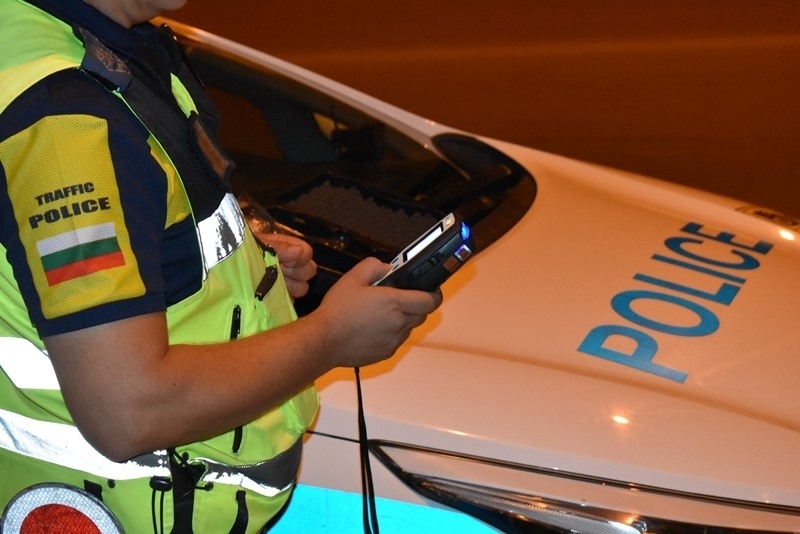 Полицаи вкараха пиян шофьор в ареста на районното управление в