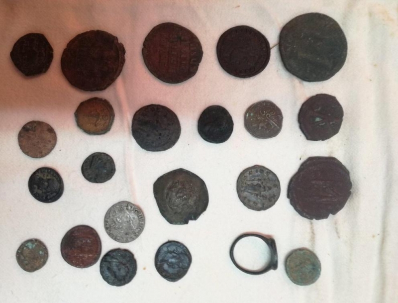 Иззети са медни и бронзови антични монети от частен дом
