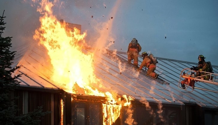 Пожар нанесе щети в частен дом в Монтанско съобщиха от