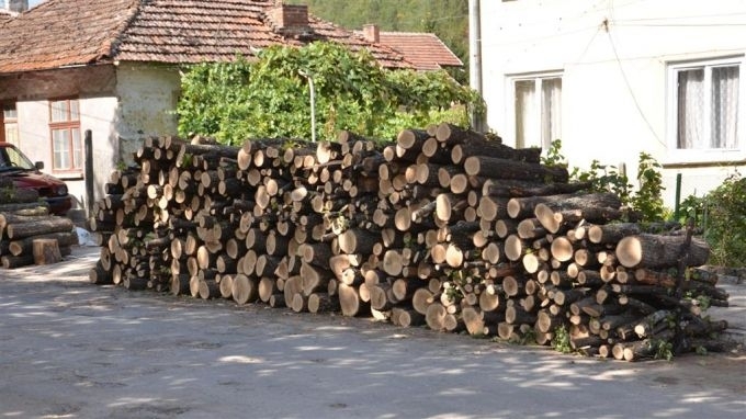 Жители на монтанско село срещнаха трудности със снабдяването с дърва