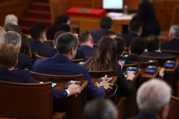 Уважението към Народно събрание се срина до небивало дъно но