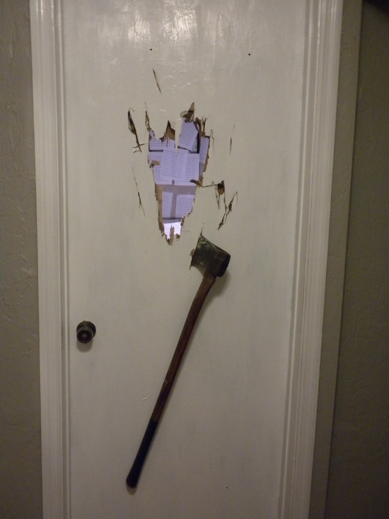 Вандал потрошил с брадва входната врата на мъж от Роман