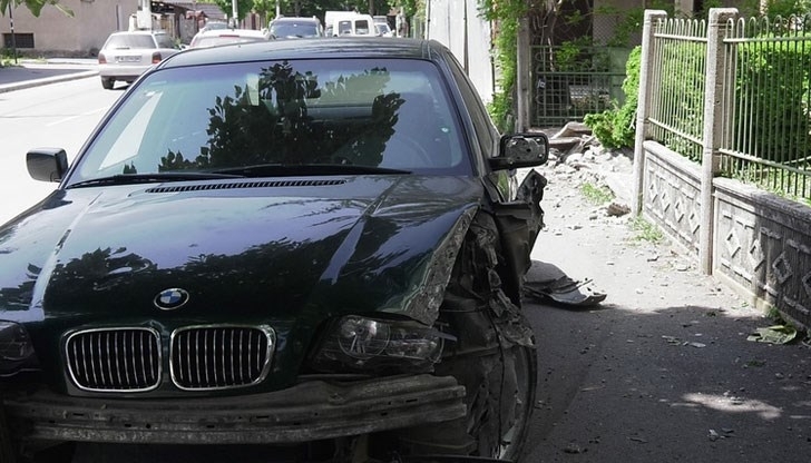 Лек автомобил БМВ е катастрофирал в масите на известно заведение