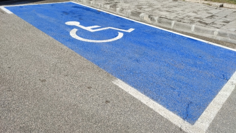 Да бъдат определени повече паркоместа за хората с увреждания във