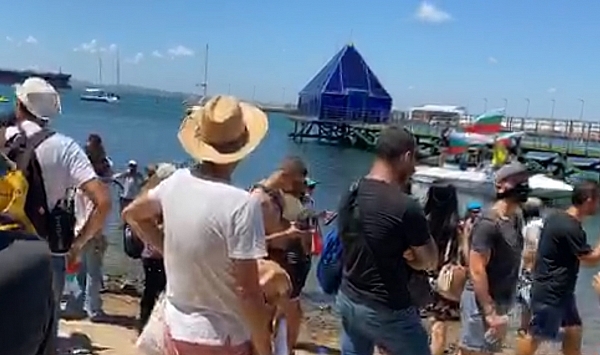 Протестиращите стигнаха до заветния плаж на Росенец Той обаче се