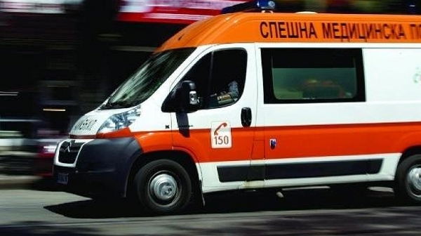 Кола излетя от АМ Хемус и падна под виадукта а