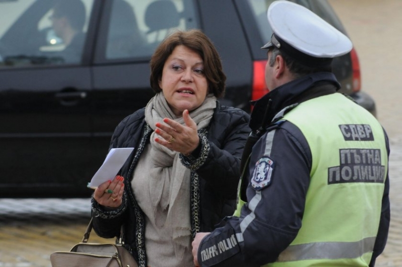 Продължителното хвърляне на бомбички срещу полицията в сряда вечерта е