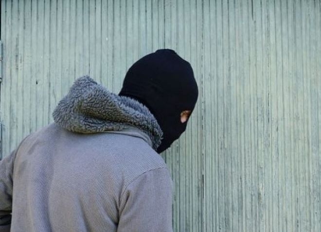 Бандит нападна и обра мъж във вход на жилищен блок