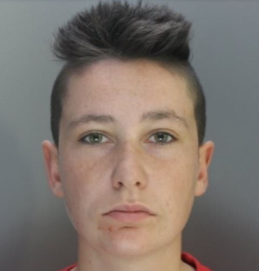 Джордана Дейвидсън от Северен Уелс чрез измама съблазнила две непълнолетни