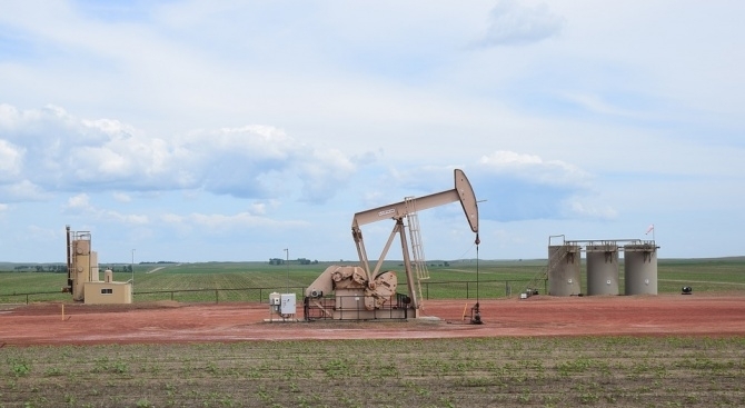 Петролните фючърси поскъпват по време на петъчната търговия с над