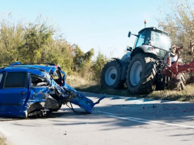 Кола и трактор са катастрофирали на пътя между Козлодуй и