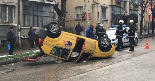 Такси се обърна по таван в сряда сутринта в центъра