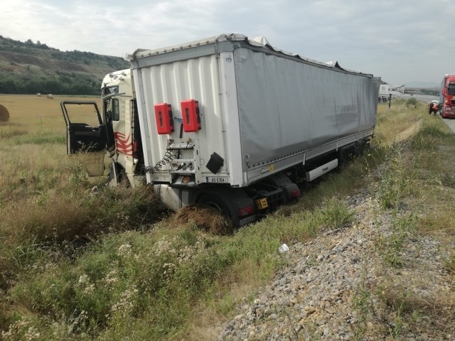 Катастрофа с камион затвори магистрала Струма Тир е минал през