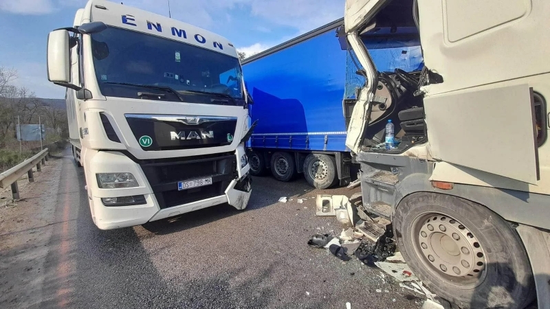 На градус! Мъртвопиян ТИР-аджия натресе колега на бензиностанция край Враца