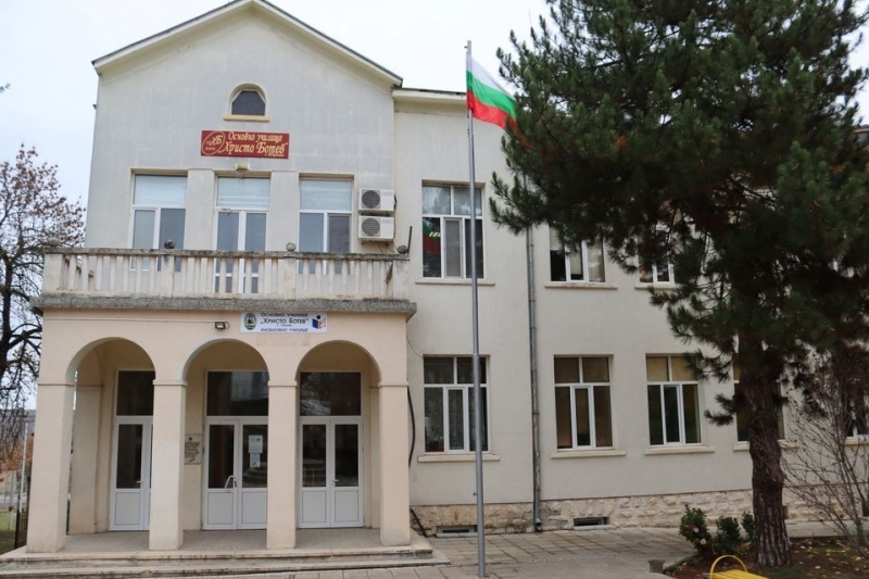 Строят физкултурен салон в училище в Белослатинско