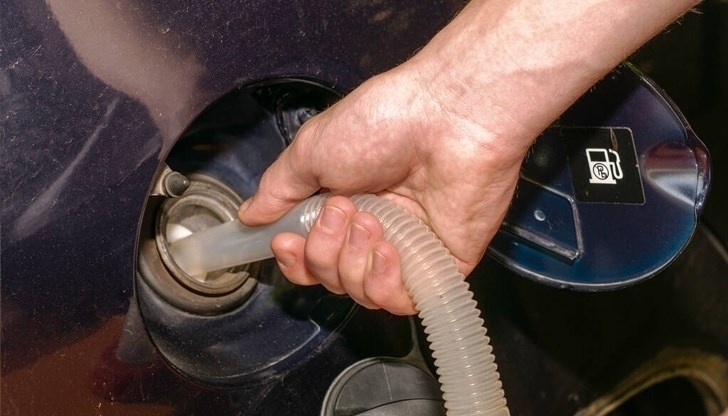 Хванаха трима младежи, източили горивото на ТИР-ове във Видинско