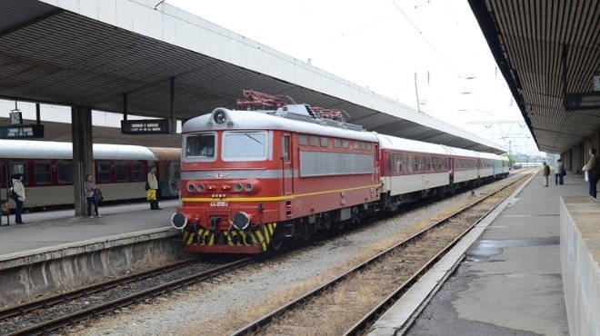 Запален кабел на локомотив спря нощния бърз влак от Варна