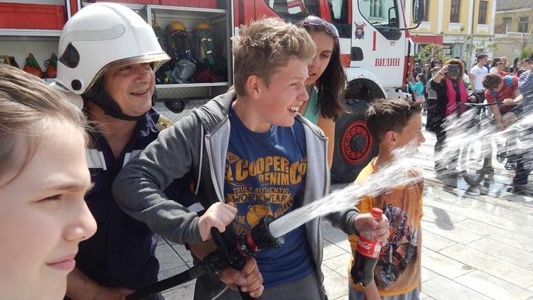 От 10 часа днес на територията на СУ Христо Ботев